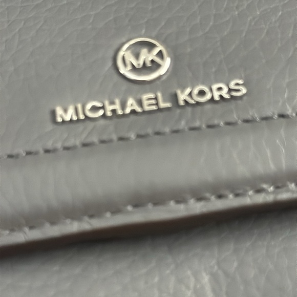 Michael Kors Gray Crossbody Wallet With Flap Closure And Back Pocket - Picture 2 of 13